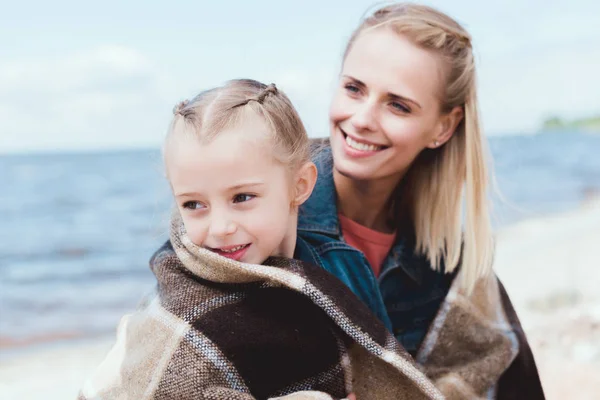 Happy Mother Daughter Wrapped Blanket Sea Shore — Stock Photo, Image