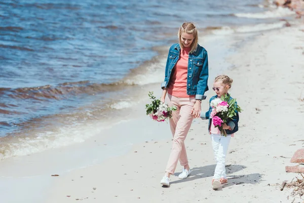 Mother Daughter Floral Bouquets Holding Hands Sea Shore — Stock Photo, Image