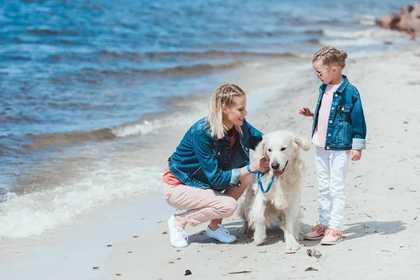 Μητέρα Και Παιδί Περπάτημα Golden Retriever Σκύλου Στην Ακτή Θάλασσας — Φωτογραφία Αρχείου