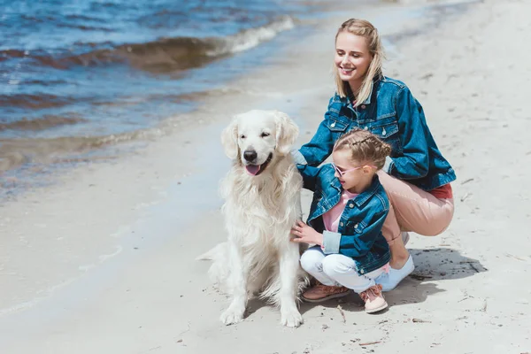 Family Sitting Golden Retriever Together Sea Shore — Stock Photo, Image