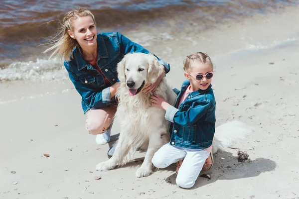 Família Feliz Com Cão Retriever Dourado Costa Mar — Fotografia de Stock