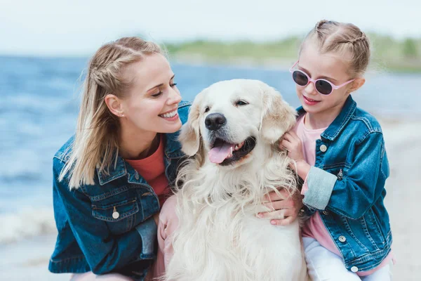 Uśmiechający Się Mama Córka Golden Retriever Pies Brzegu Morza — Zdjęcie stockowe