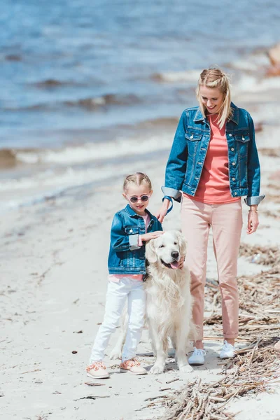 Vacker Mor Och Barn Med Hund Promenad Nära Havet — Stockfoto