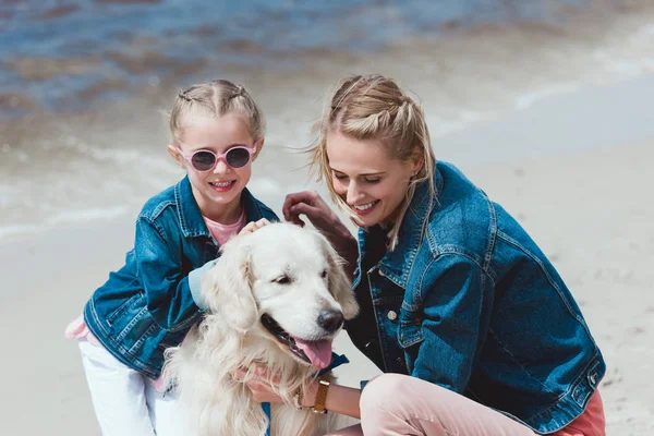 Leende Familj Med Golden Retriever Hund Vid Havets Strand — Stockfoto