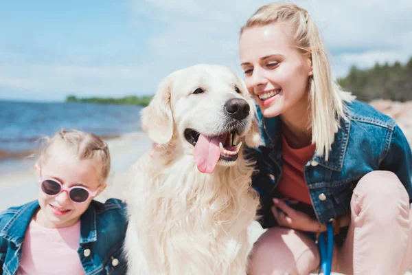 Lycklig Familj Sitter Med Golden Retriever Havsstranden — Stockfoto
