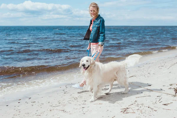 Golden Retriever Köpek Ile Deniz Kıyısında Yürüyen Güzel Kadın — Stok fotoğraf