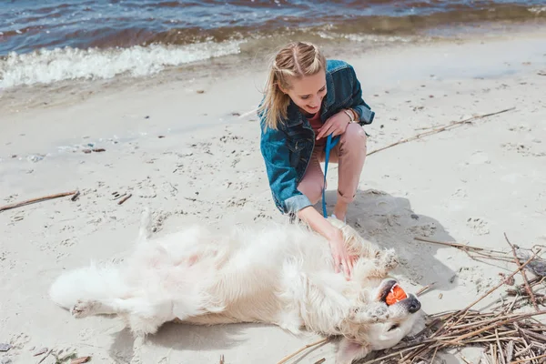 Kıyıda Golden Retriever Köpek Topla Oynamayı Gülümseyen Kadın — Stok fotoğraf