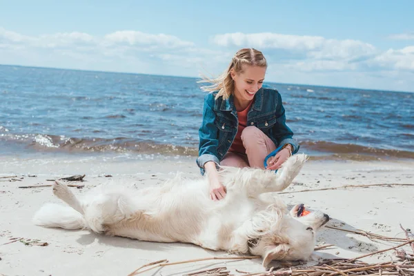 Deniz Kıyısında Golden Retriever Köpek Topla Oynamayı Çekici Mutlu Kadın — Stok fotoğraf