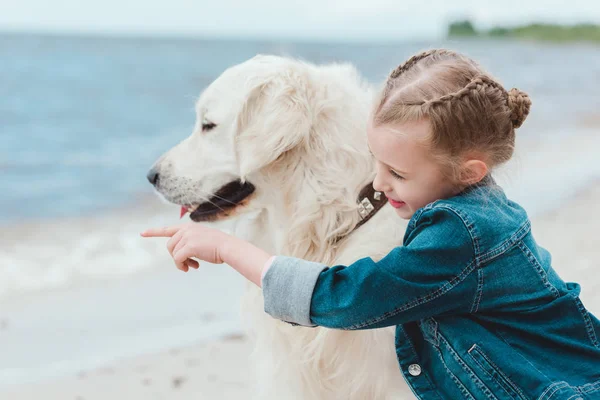 Adorable Kid Showing Something Dog Sea Shore — Stock Photo, Image