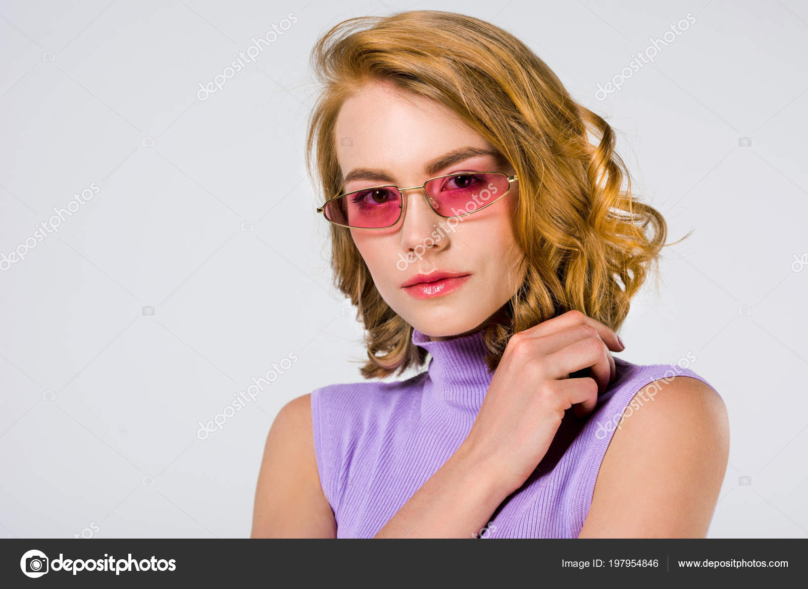Retrato Hermosa Joven Gafas Sol Color Rosa Mirando Cámara Aislada