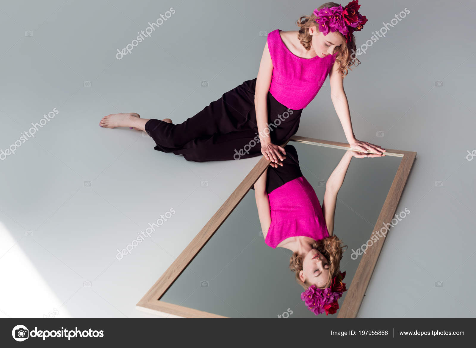 Фото девушка в зеркале в розовых трусах #14