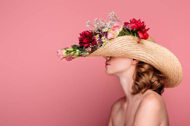 pink izole çiçekli şapka giyen genç çıplak kadın yan görünüm