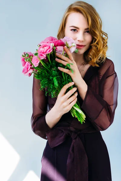Szép Elegáns Lány Rózsaszín Virágok Gazdaság Látszó Fényképezőgép Elszigetelt Szürke — Stock Fotó