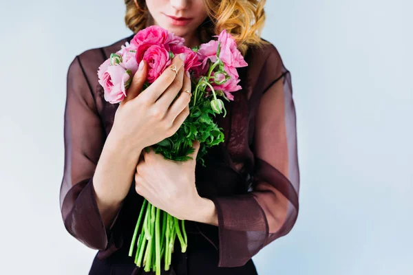 Ritagliato Colpo Bella Giovane Donna Tenendo Teneri Fiori Rosa Isolati — Foto Stock