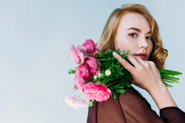 Schöne Junge Frau Mit Zarten Blumen Und Blick Die Kamera — Stockfoto