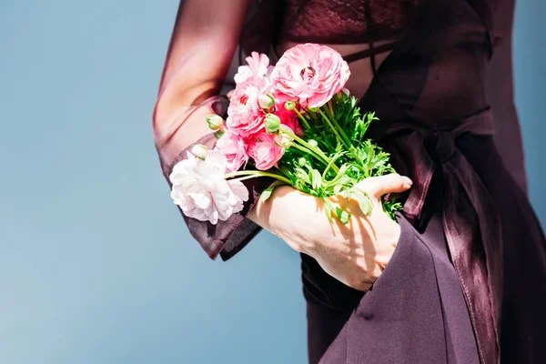 グレーに分離された美しい柔らかい花を持って女の子のクロップ撮影 — ストック写真