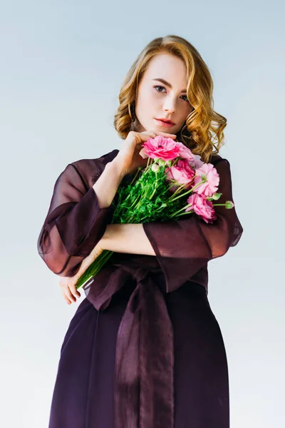 Piękna Młoda Kobieta Trzyma Przetargu Różowe Kwiaty Patrząc Kamery Szarym — Zdjęcie stockowe