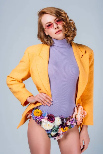 Vacker Ung Kvinna Solglasögon Och Trosor Gjorda Blommor Tittar Kameran — Stockfoto