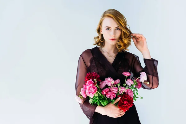 Schöne Elegante Frau Mit Zarten Blumen Und Blick Die Kamera — Stockfoto