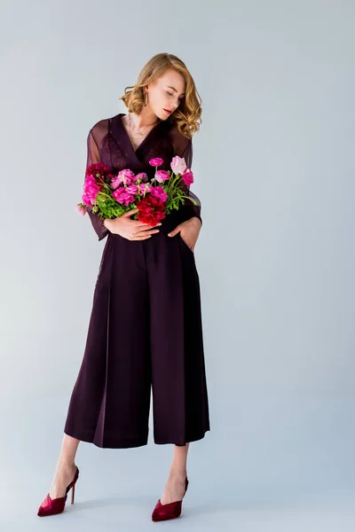 Vista Completa Hermosa Mujer Elegante Posando Con Flores Tiernas Aisladas — Foto de Stock