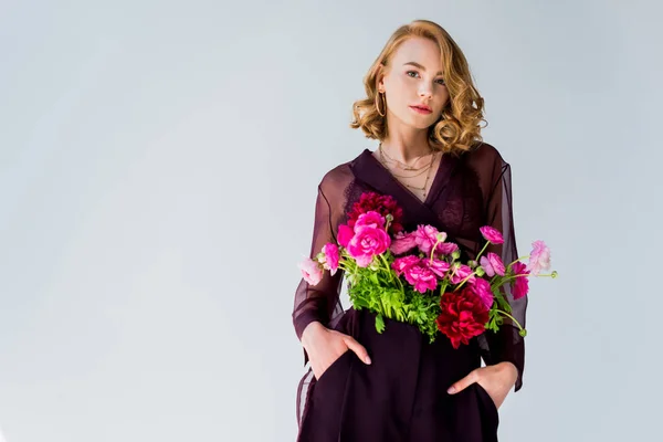 Bela Jovem Com Flores Rosa Concurso Com Mãos Nos Bolsos — Fotografia de Stock