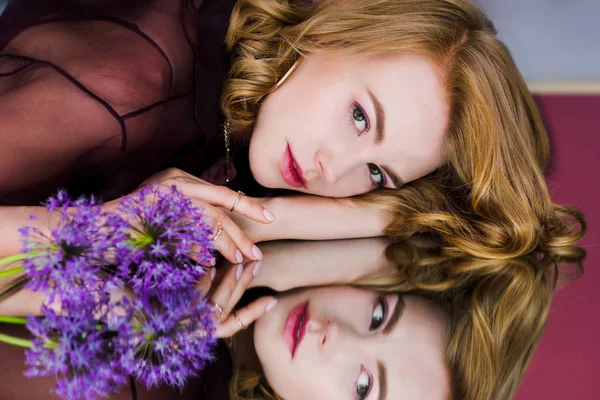 Belle Jeune Femme Allongée Sur Miroir Avec Des Fleurs Bleues — Photo