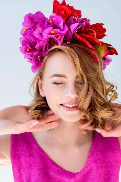 Hermosa Mujer Feliz Con Flores Pelo Sonriendo Con Los Ojos — Foto de Stock