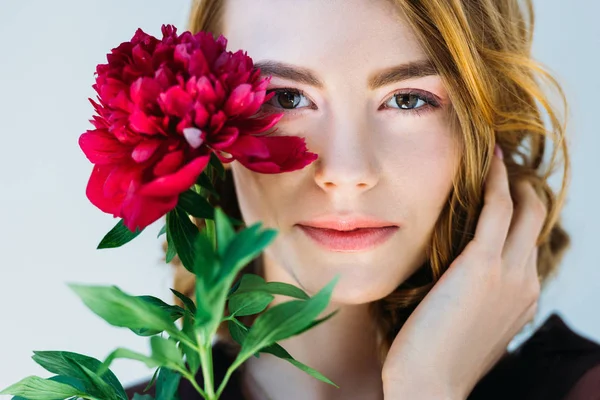 Bella Giovane Donna Possesso Fiore Peonia Rosso Guardando Fotocamera Isolata — Foto Stock