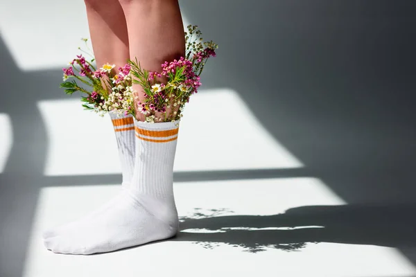 Beskuren Bild Ung Kvinna Med Vackra Blommor Strumpor Stående Grå — Stockfoto