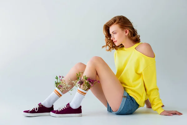 Vue Latérale Belle Fille Avec Des Fleurs Chaussettes Assis Regardant — Photo