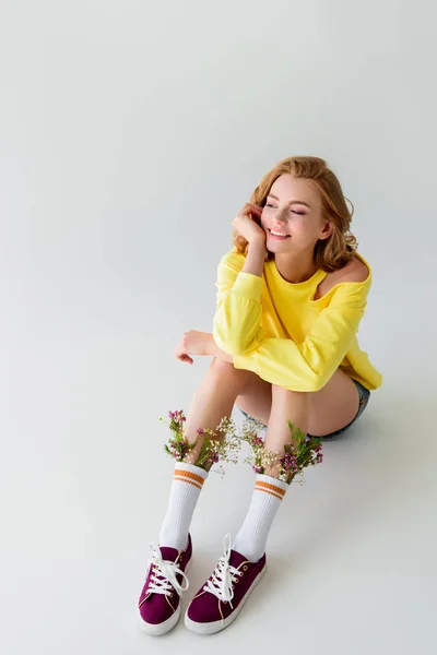 Vista Ángulo Alto Hermosa Chica Sonriente Con Flores Calcetines Sentados —  Fotos de Stock
