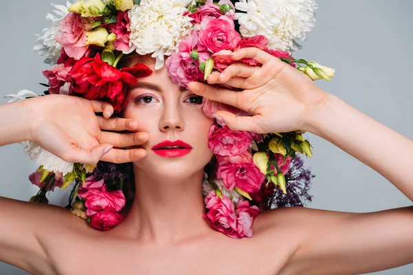 Hermosa Mujer Desnuda Joven Corona Floral Mirando Cámara Aislada Gris — Foto de stock gratis