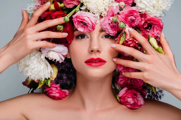 Retrato Linda Jovem Com Flores Cabeça Olhando Para Câmera Isolada — Fotografia de Stock