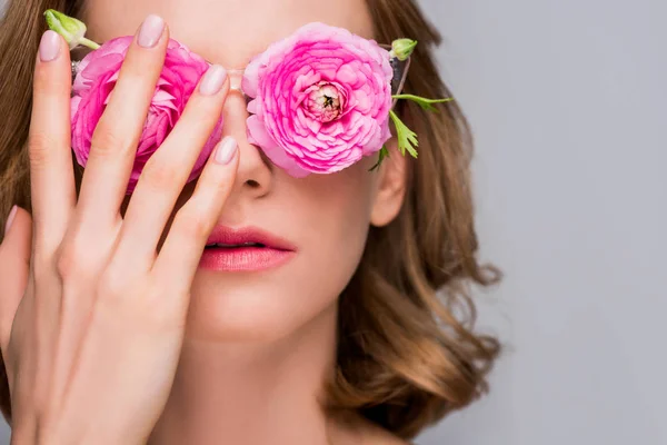 Vista Close Menina Ajustando Óculos Com Flores Isoladas Cinza — Fotografia de Stock