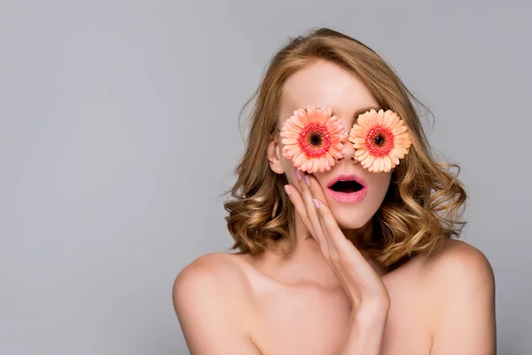 Geschokt Naakt Meisje Dragen Brillen Van Bloemen Geïsoleerd Grijs — Stockfoto