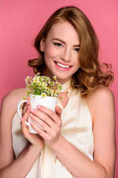 Beautiful Young Woman Holding Cup Chamomiles Smiling Camera Isolated Pink — Stock Photo, Image