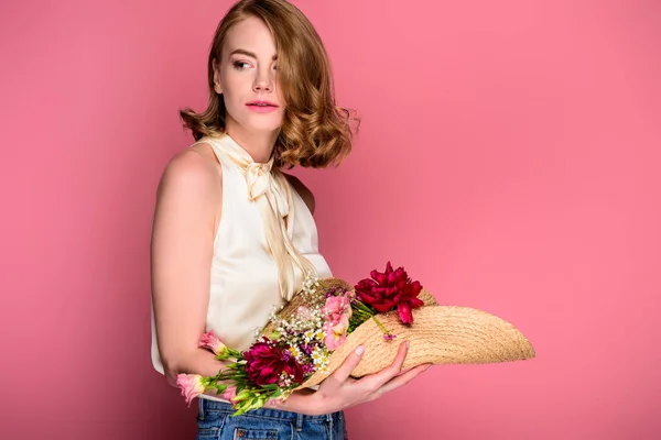 Hermosa Chica Sosteniendo Sombrero Con Flores Mirando Hacia Otro Lado — Foto de Stock