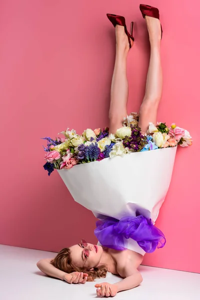 Hermosa Mujer Joven Con Flores Frescas Vestido Rosa Vista Revés — Foto de Stock