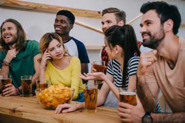 bira ve cips, maç futbol izlerken ile çok kültürlü arkadaş grubu bar 