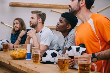 futbol topu şapkalar, fan boynuz, cips ve bira, maç futbol izlerken ile erkek futbol hayranları çok kültürlü grup bar