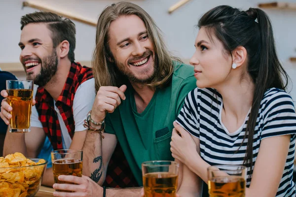 Grupo Sonriente Amigos Bebiendo Cerveza Viendo Partido Fútbol Bar — Foto de Stock