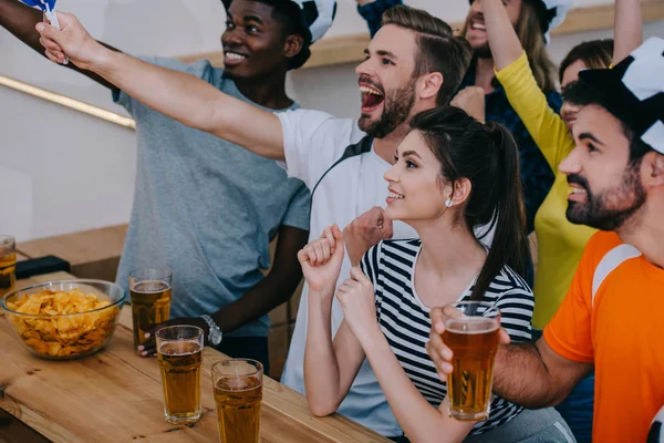 Opgewonden Multiculturele Groep Van Vrienden Voetbal Bal Hoeden Vieren Kijken — Stockfoto