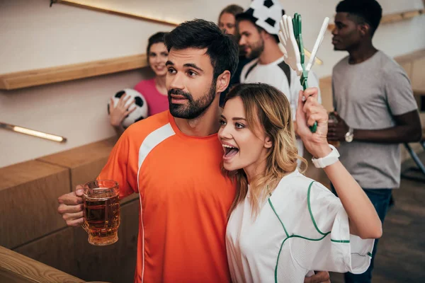 Pareja Sus Amigos Multiculturales Viendo Partido Fútbol Bar — Foto de Stock