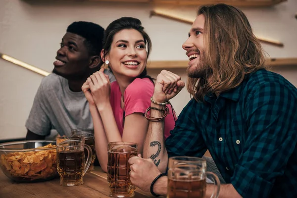 Multicultural Group Friends Celebrating Watching Football Match Bar Counter Chips — Stock Photo, Image