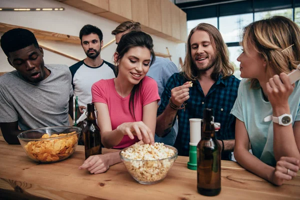 Lächelnde Multiethnische Gruppe Von Freunden Die Popcorn Essen Und Fußballspiele — Stockfoto