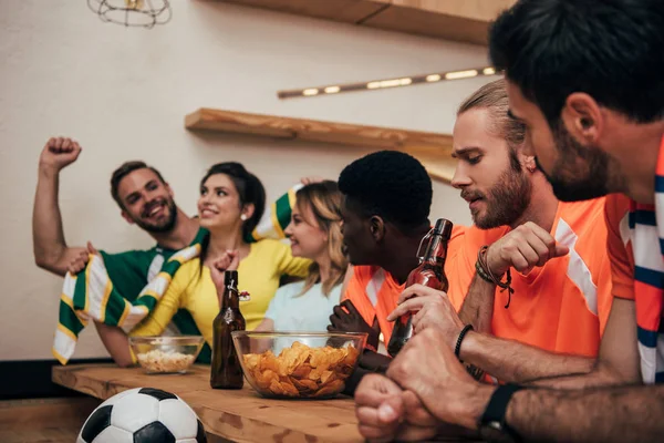 Grupo Amigos Multiculturais Camisetas Fãs Com Garrafas Cerveja Assistindo Jogo — Fotografia de Stock