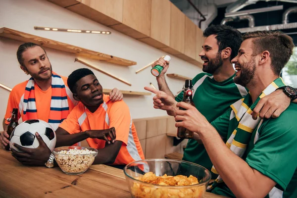 Οπαδοί Του Ποδοσφαίρου Πράσινα Μπλουζάκια Δείχνει Από Δάχτυλά Τους Αναστατωμένος — Δωρεάν Φωτογραφία