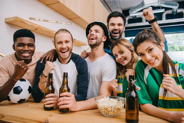 ビール瓶を祝って 幸せ多文化友達はいサッカーの観戦中にジェスチャー一致バー — ストック写真