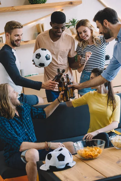 Grupo Amigos Multiculturais Com Bola Futebol Clinking Por Garrafas Cerveja — Fotografia de Stock