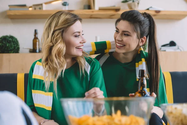 Vrouwelijke Voetbalfans Groene Shirts Sjaal Kijken Elkaar Tijdens Horloge Van — Stockfoto